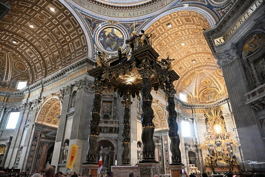 Berninis Bronzebaldachin unter der Kuppel, dahinter die Cathedra Petri