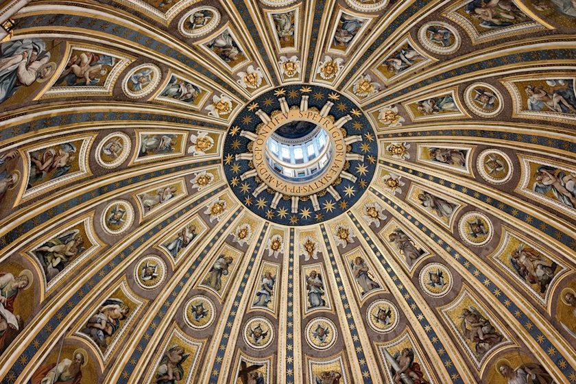 Blick in die Kuppel des Petersdoms mit der Laterne