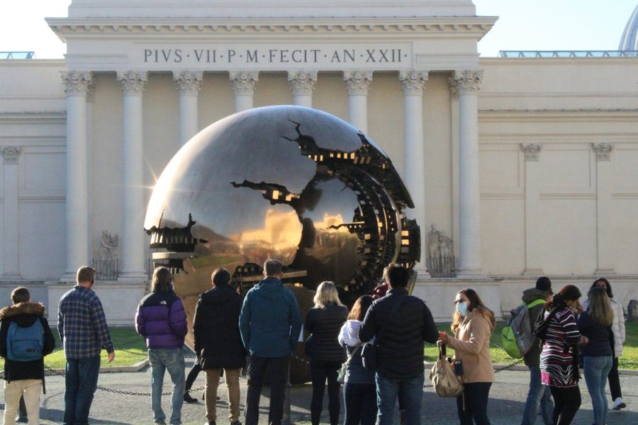 Bronzekugel „Sfera con sfera“ im Pinienhof der Vatikanischen Museen